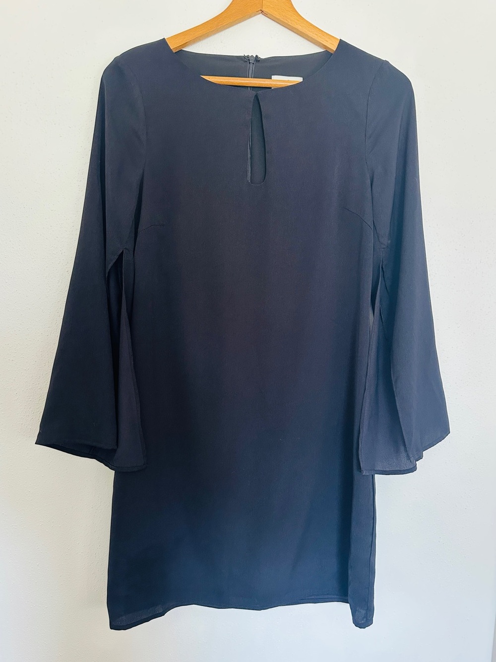 Julie Brown NYC Black Shift Dress Keyhole Split Bell Sleeve Mini Size 2 LBD